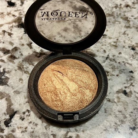 MAC x Alexander McQueen New Vegas mineralize skin finish limited edition - Picture 2 of 3